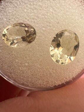 1.98ct rare color genuine pair of quarts withGem jar